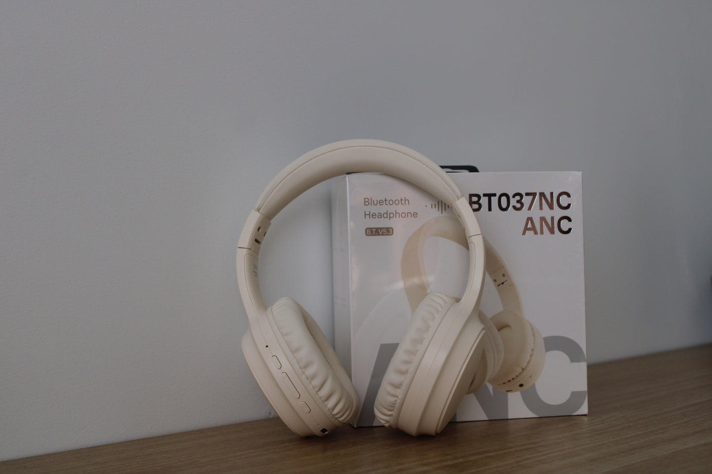 White noise cancelling Bluetooth headphones with padded ear cups – designed to support focus, calm, and daily use in home or school. Portable, lightweight solution for peaceful listening and reduced distractions.
