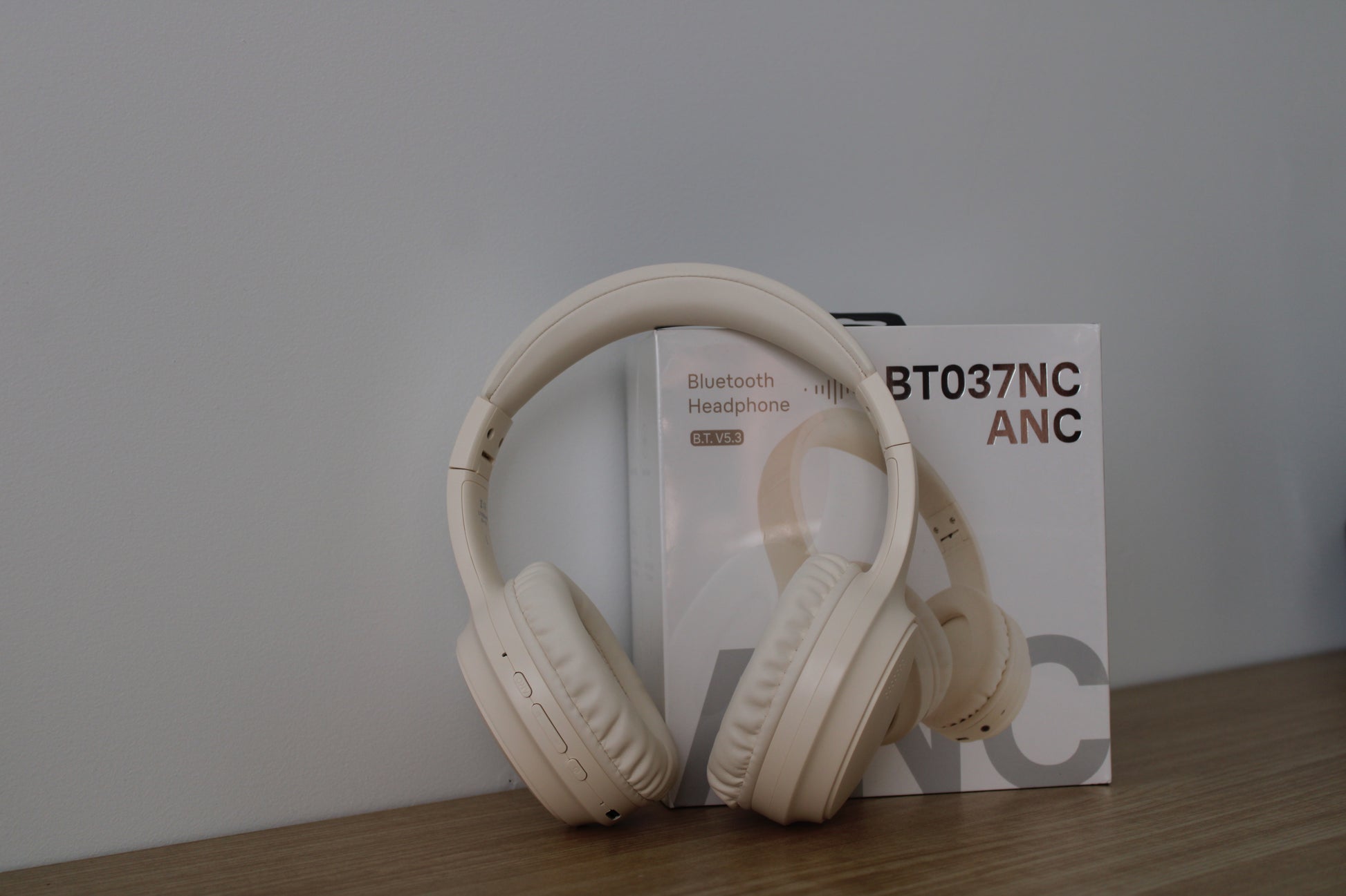 White noise cancelling Bluetooth headphones with padded ear cups – designed to support focus, calm, and daily use in home or school. Portable, lightweight solution for peaceful listening and reduced distractions.