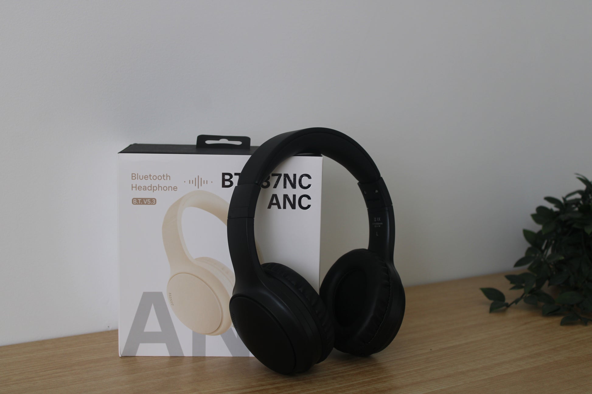 Black noise cancelling Bluetooth headphones with padded ear cups – designed to support focus, calm, and daily use in home or school. Portable, lightweight solution for peaceful listening and reduced distractions.